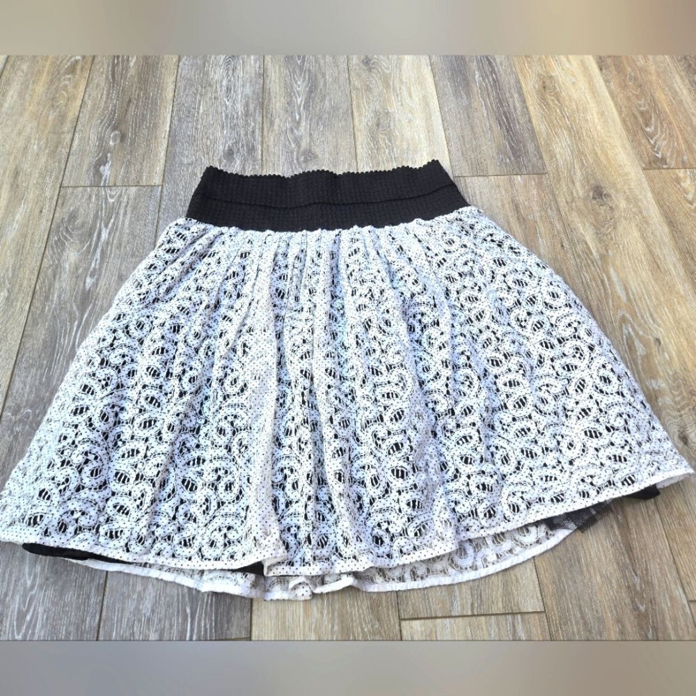 HD In Paris skirt white lace layered, black band at waist hidden back zipper L